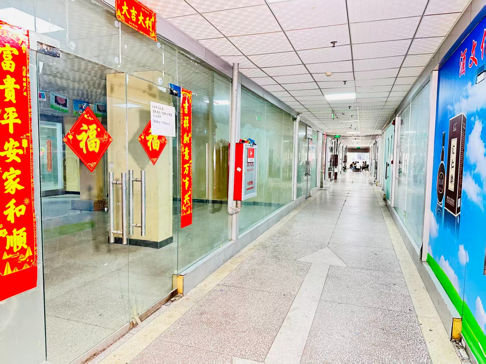 中兴智慧城园区位于洛阳市老城区春都路商贸核心区域，周边商业氛围成熟，交通便利，配套完善。依托传统副食品商贸资源，园区具备良好的经营基础和人气优势，是企业办公、商品展示、批发零售及创业发展的理想选择。