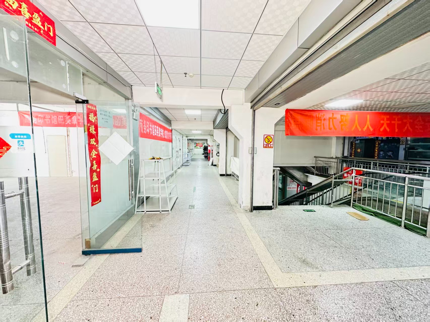 中兴智慧城引入人工智能技术应用场景，推动AI与商业、零售、电商、企业服务等领域融合发展。